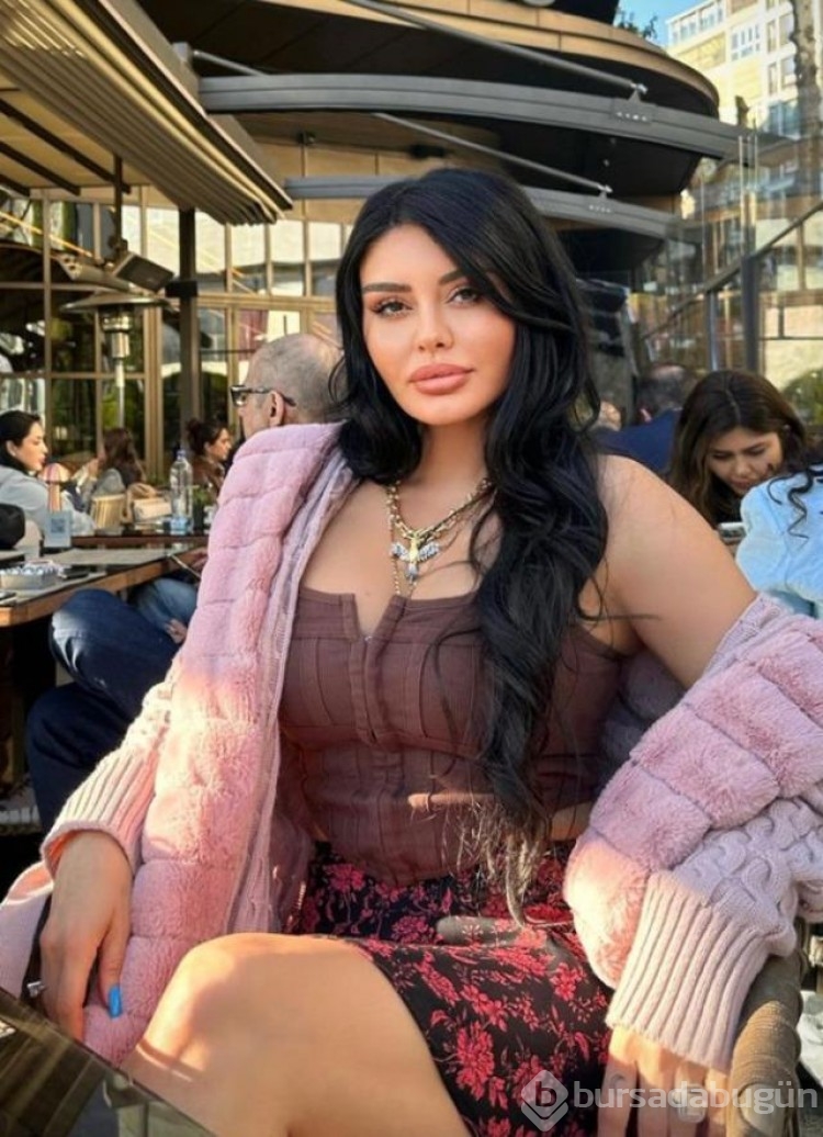 Ünlü şarkıcı Ebru Polat göğüs dekoltesiyle mest etti