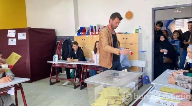 Yakışıklı oyuncu Kıvanç Tatlıtuğ'un o fotoğrafı gündem oldu