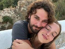 Birkan Sokullu ile Eda Gürkaynak yürüyüşte