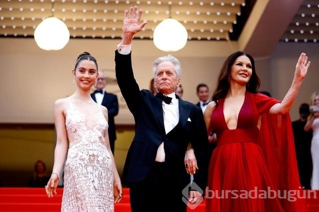 Transparan giyen Carys Zeta Douglas göğüslerini çiçeklerle kapattı! 