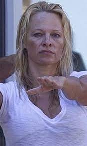 Pamela Anderson, makyajsız kamera karşısına geçti
