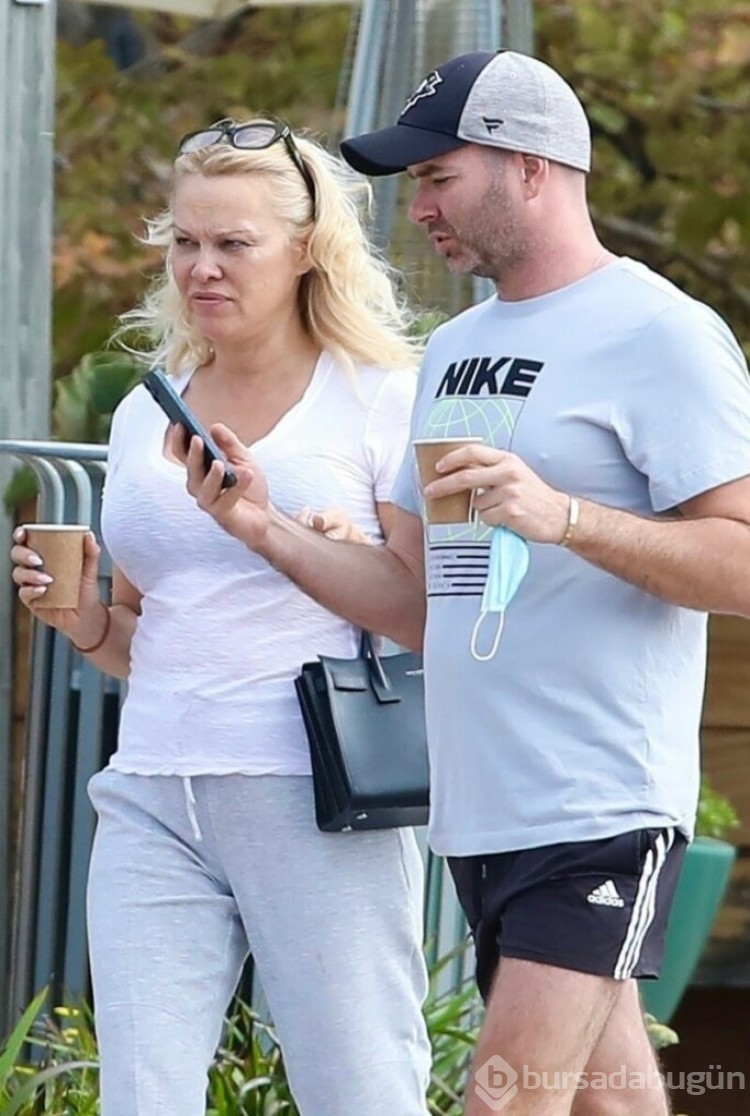 Pamela Anderson, makyajsız kamera karşısına geçti
