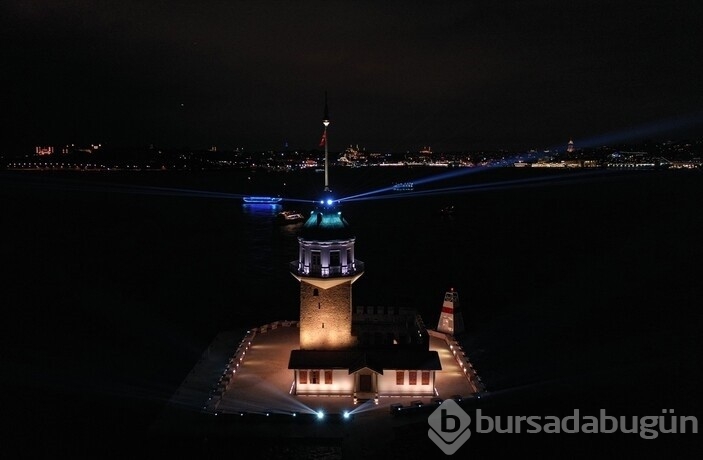 Kız Kulesi ışık ve lazer şovunun ardından ziyaretçilerini kabul etti