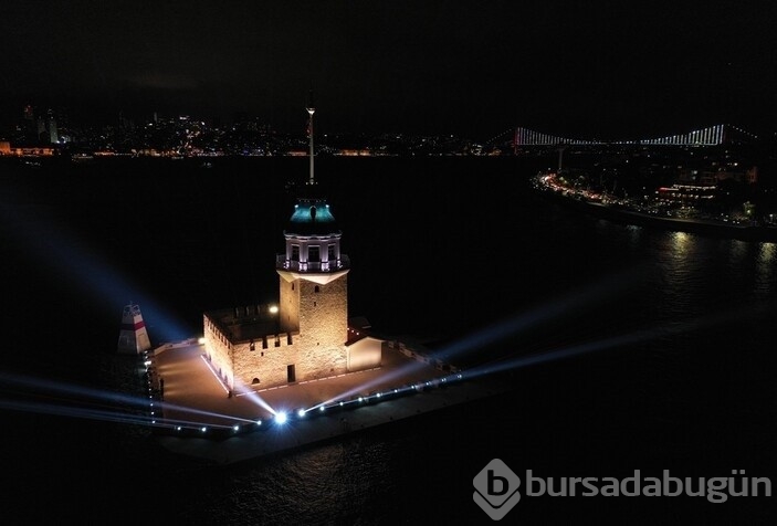 Kız Kulesi ışık ve lazer şovunun ardından ziyaretçilerini kabul etti