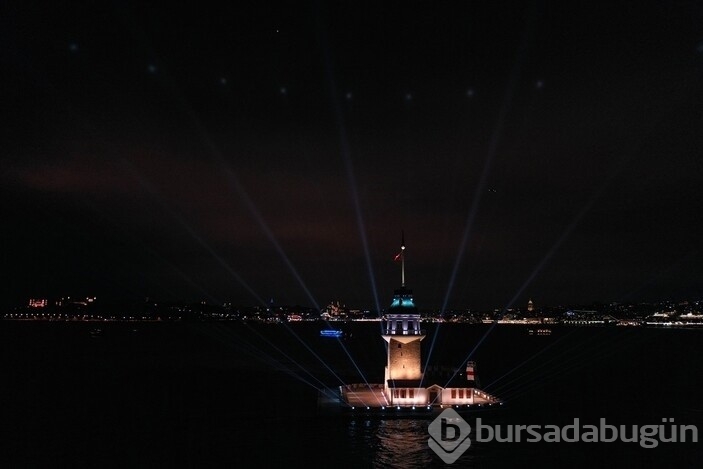 Kız Kulesi ışık ve lazer şovunun ardından ziyaretçilerini kabul etti