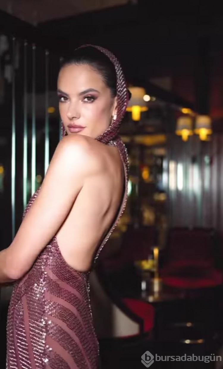Model Alessandra Ambrosio derin göğüs dekoltesiyle mest etti!