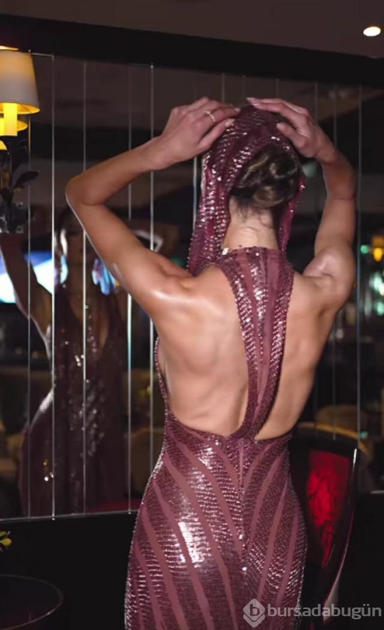 Model Alessandra Ambrosio derin göğüs dekoltesiyle mest etti!