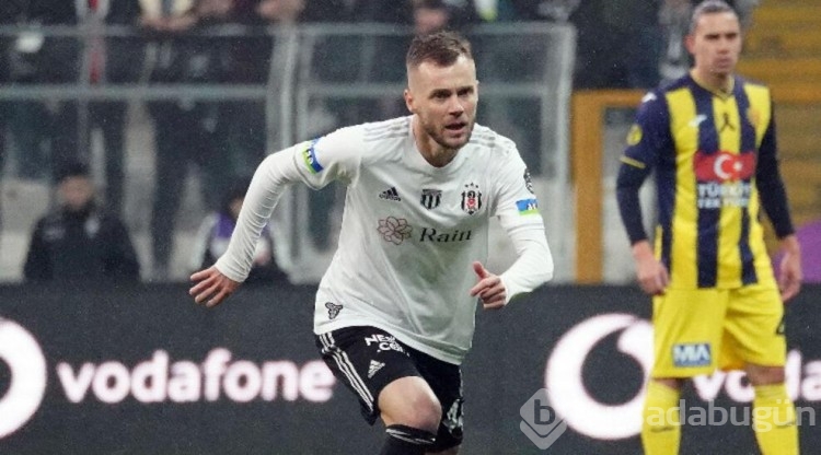 Beşiktaş'ta iki ismin geleceği netleşti! 