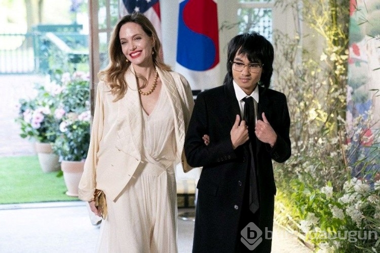 Angelina Jolie moda dünyasına atıldı
