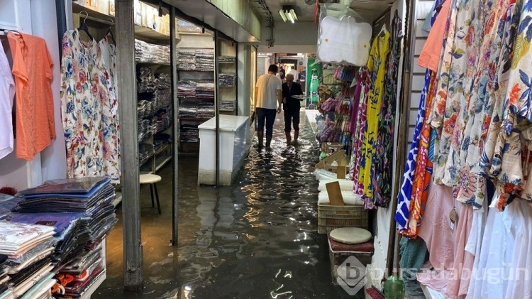Tarihi Kemeraltı Çarşısı'nda iş yerlerini su bastı
