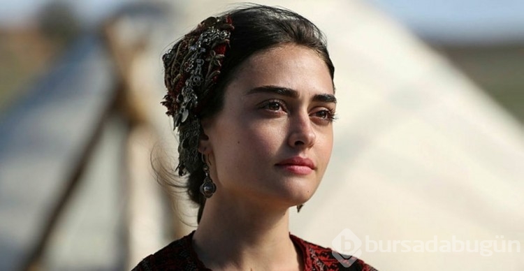 Oyuncu Esra Bilgiç, Cannes için Fransa sokaklarında minisiyle poz verdi