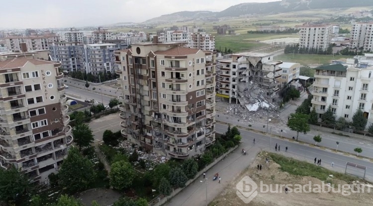 Adıyaman'da ağır hasarlı binaların yıkımına geçildi