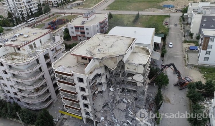 Adıyaman'da ağır hasarlı binaların yıkımına geçildi