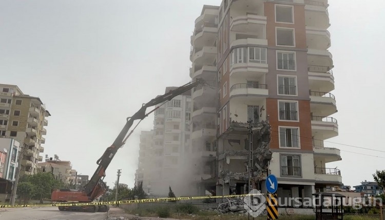 Adıyaman'da ağır hasarlı binaların yıkımına geçildi