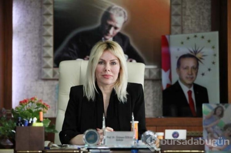 Selfie için kafese giren aileye aslan saldırdı
