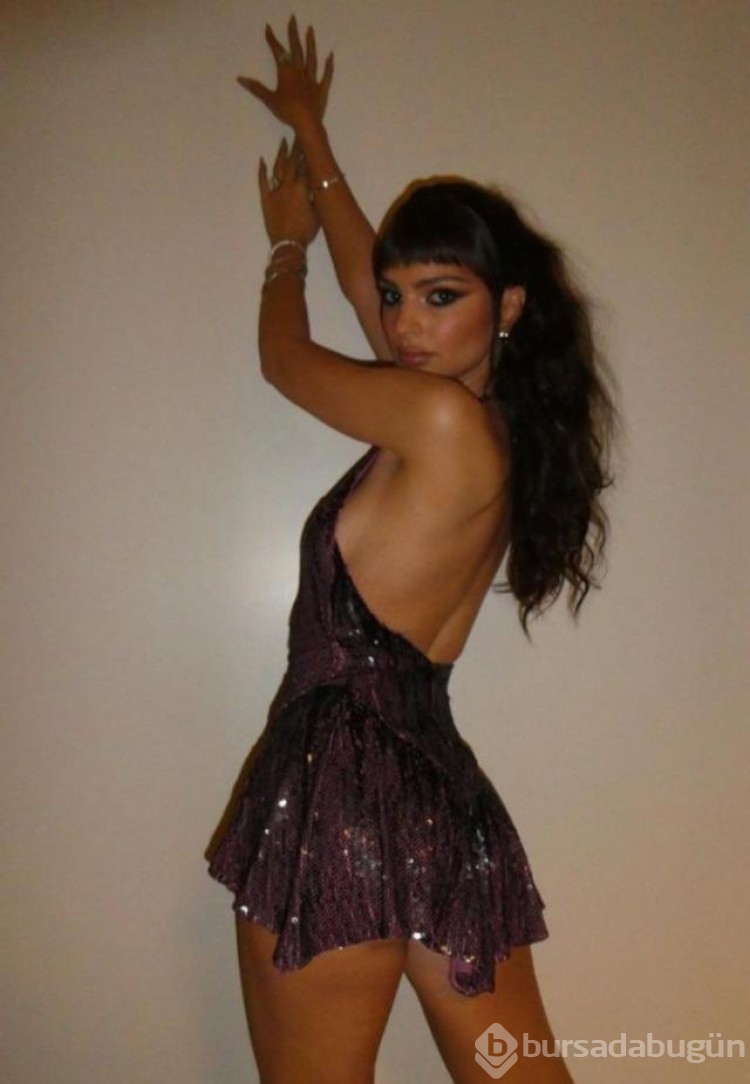 Emily Ratajkowski tanga bikinisiyle duşa girdi!
