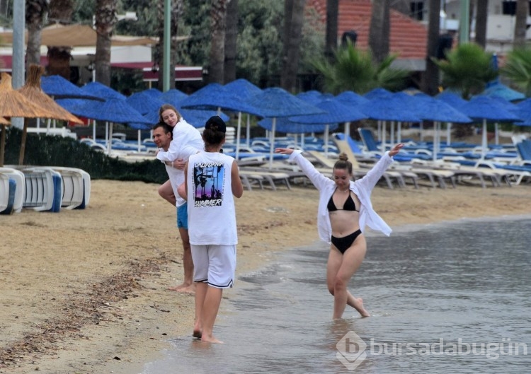 Turistler Muğla'da yağışlı havaya rağmen denize girdiler