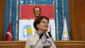 Akşener, Esenler'de vatandaşlara seslendi