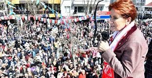 Akşener, Esenler'de vatandaşlara seslendi
