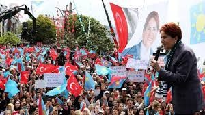 Akşener, Esenler'de vatandaşlara seslendi