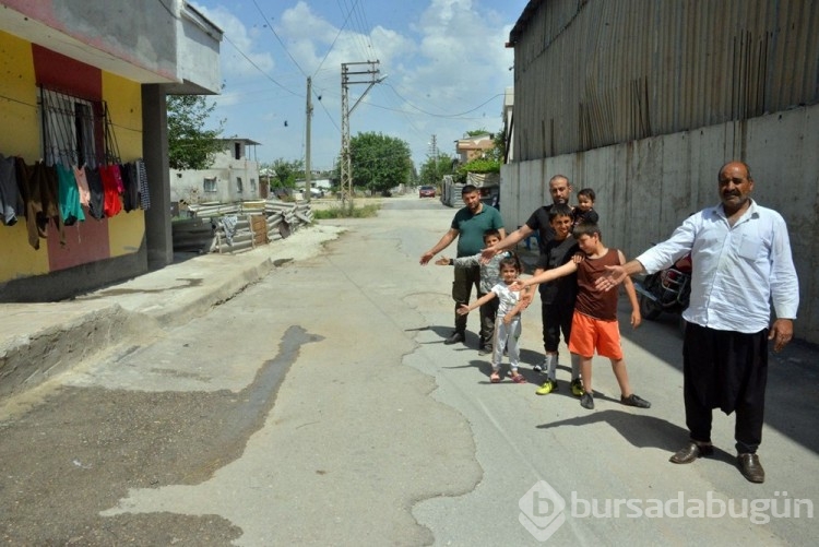 Adana'da "tapulu malım" diyerek yola beton dökerek sokağı kapattı