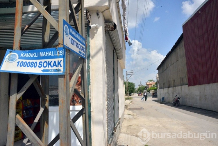 Adana'da "tapulu malım" diyerek yola beton dökerek sokağı kapattı