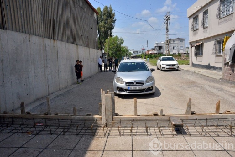 Adana'da "tapulu malım" diyerek yola beton dökerek sokağı kapattı