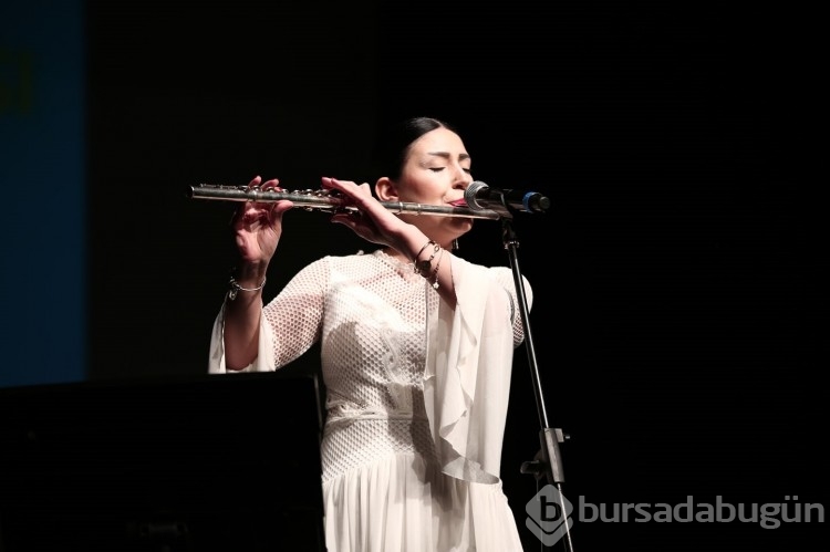 Bursa'da unutulmayan şarkılarla müzik dolu gece yaşandı