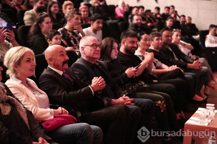 Bursa'da unutulmayan şarkılarla müzik dolu gece yaşandı