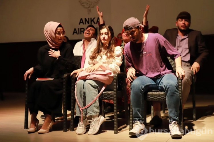 "Uçuşa Hazırız" adlı tiyatro oyunu Erzincan'da sahnelendi