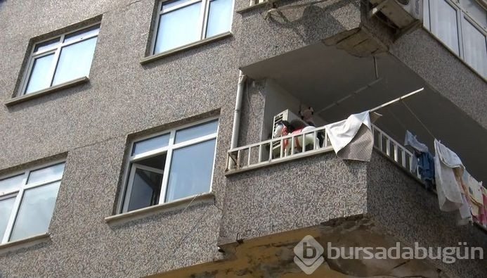 Pencereden otomobilin üzerine düştü!