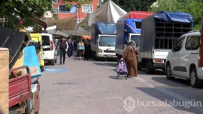 Pencereden otomobilin üzerine düştü!