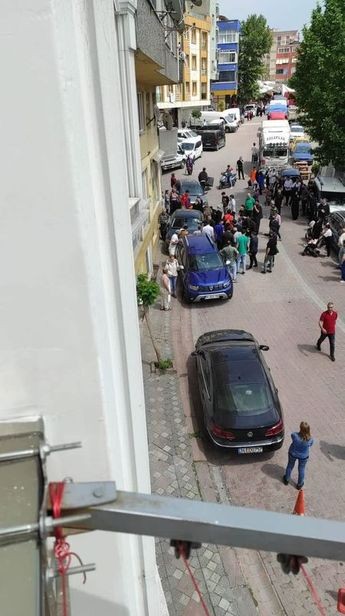 Pencereden otomobilin üzerine düştü!