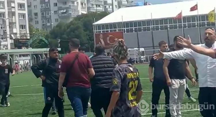 Taraftar sahada kadın futbolculara saldırdı