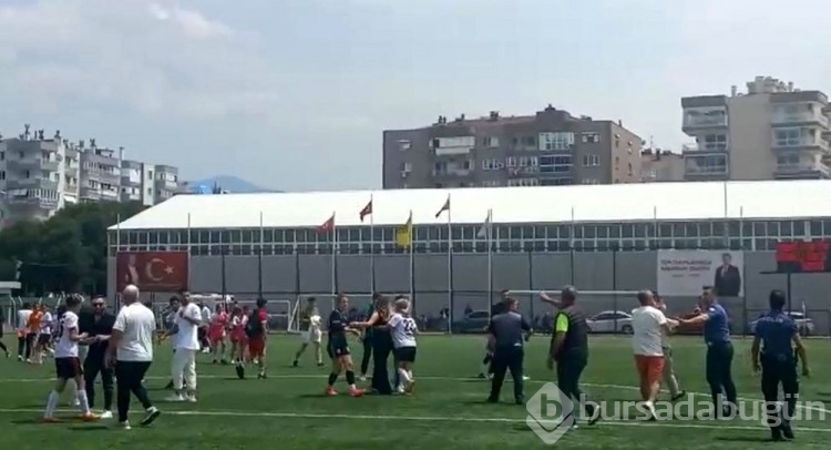 Taraftar sahada kadın futbolculara saldırdı