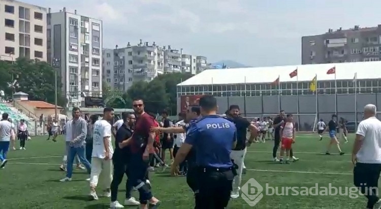 Taraftar sahada kadın futbolculara saldırdı