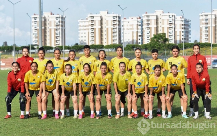 Taraftar sahada kadın futbolculara saldırdı