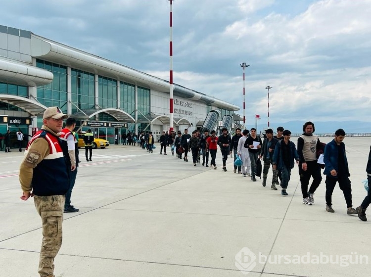 Ağrı'da 136 Afgan göçmen, ülkelerine gönderildi