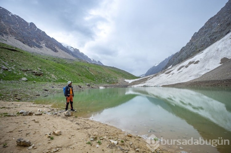 Tunceli'ye gelen doğa tutkunları ters laleler eşliğinde gezinti yapıyor