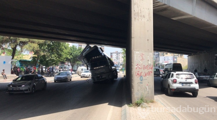 Kasadaki kamyonla köprüye çarptı