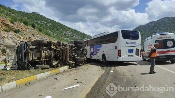 Konya'da yolcu otobüsü kamyona çarptı