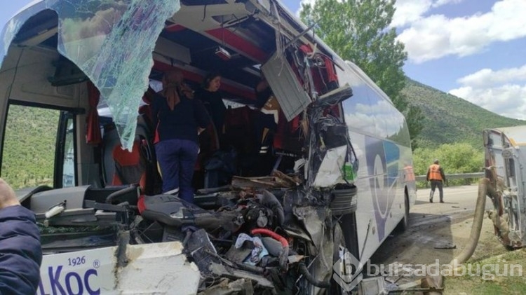 Konya'da yolcu otobüsü kamyona çarptı