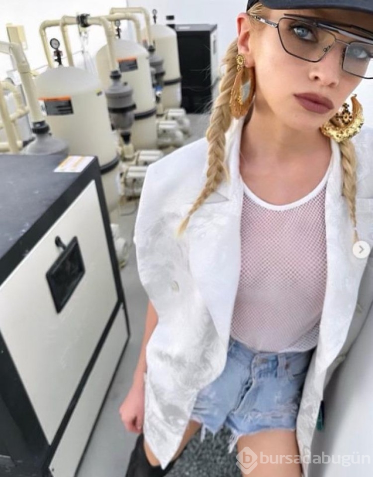 Stella Maxwell yarı çıplak poz verdi! 