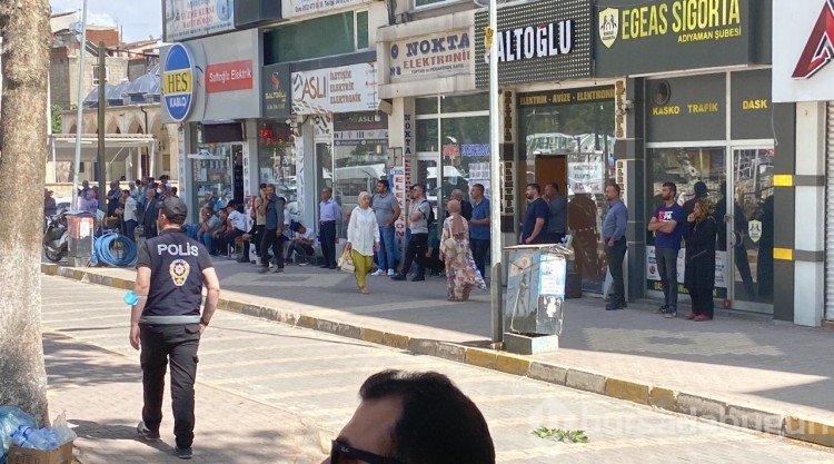 Adıyaman'da vatandaşlar bina yıkımını film gibi izlediler