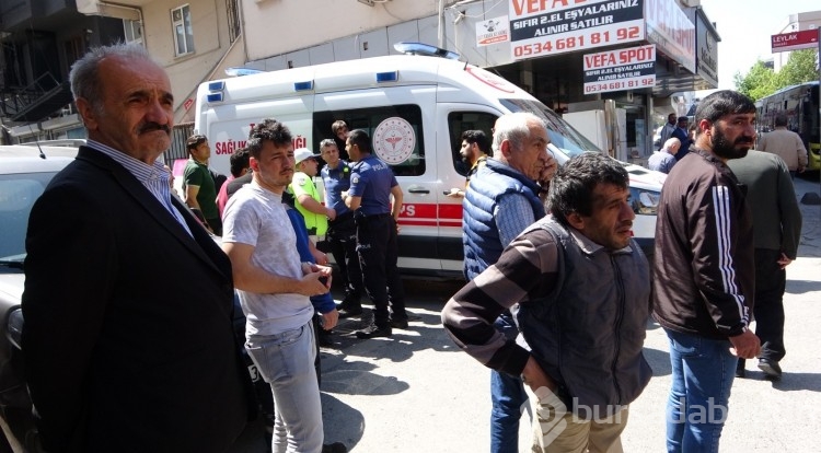 İstanbul'da karşıdan karşıya geçen engelli vatandaş kamyonun altında altı