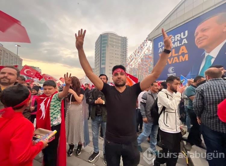 Bursa'da seçim sonuçları kutlanıyor