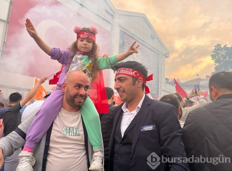 Bursa'da seçim sonuçları kutlanıyor