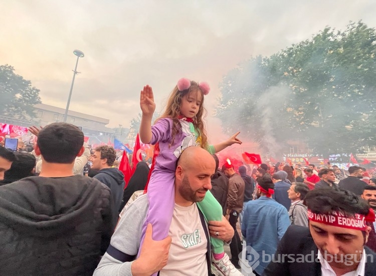 Bursa'da seçim sonuçları kutlanıyor
