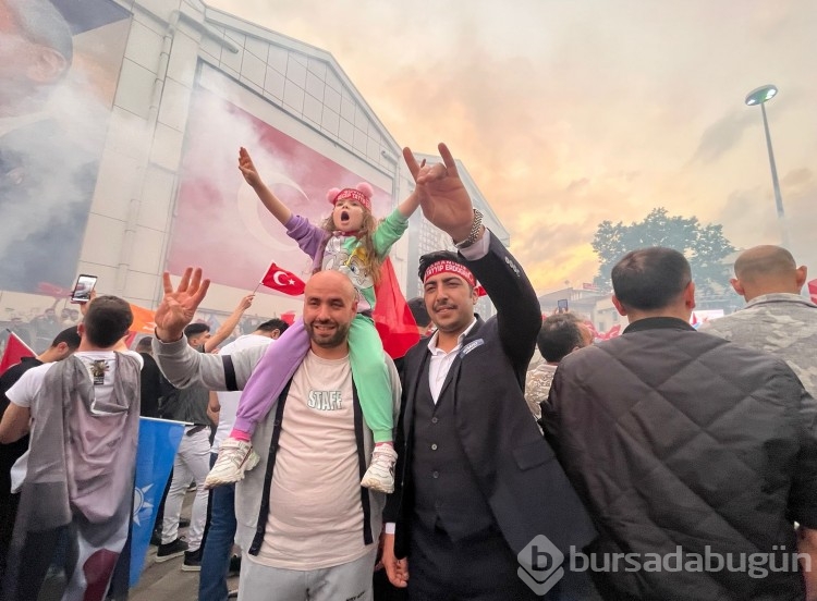 Bursa'da seçim sonuçları kutlanıyor