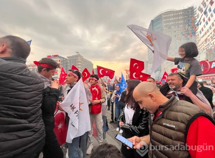Bursa'da seçim sonuçları kutlanıyor